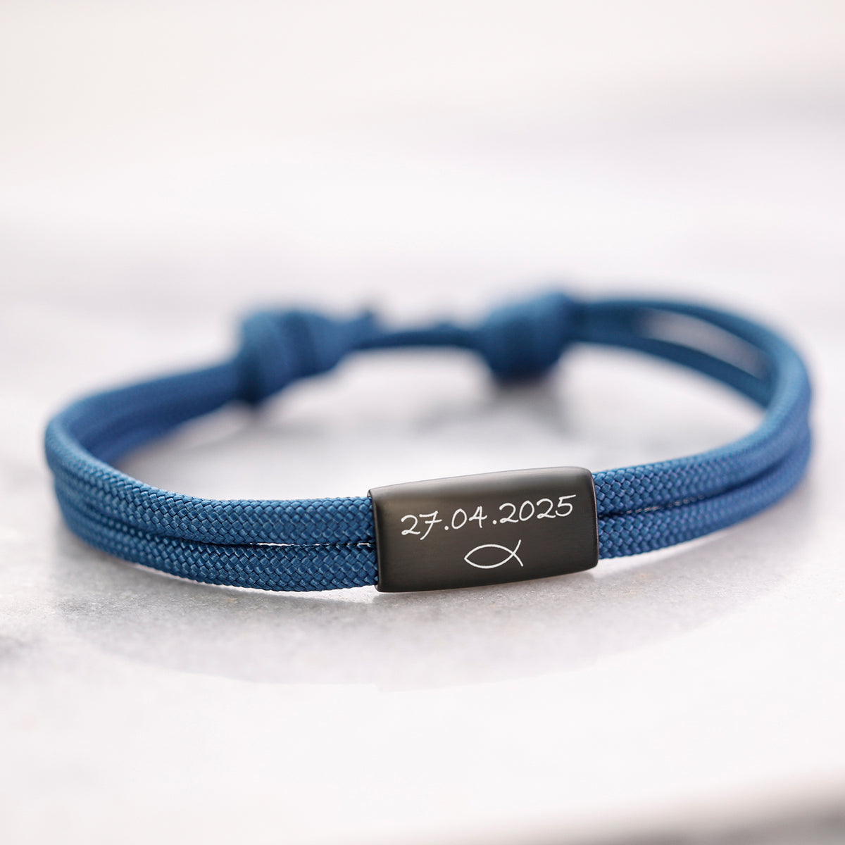 Personalisiertes Segeltau Armband mit Gravur zur Konfirmation – blaues Band mit Datum und Fischsymbol graviert