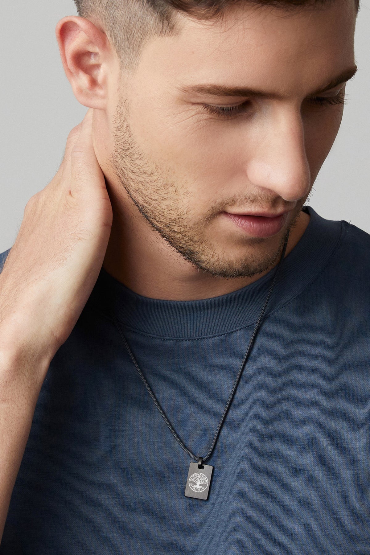 Mann trägt Herren Segeltaukette mit personalisierbarem Anhänger, rundes Lebensbaum-Motiv in Silber
