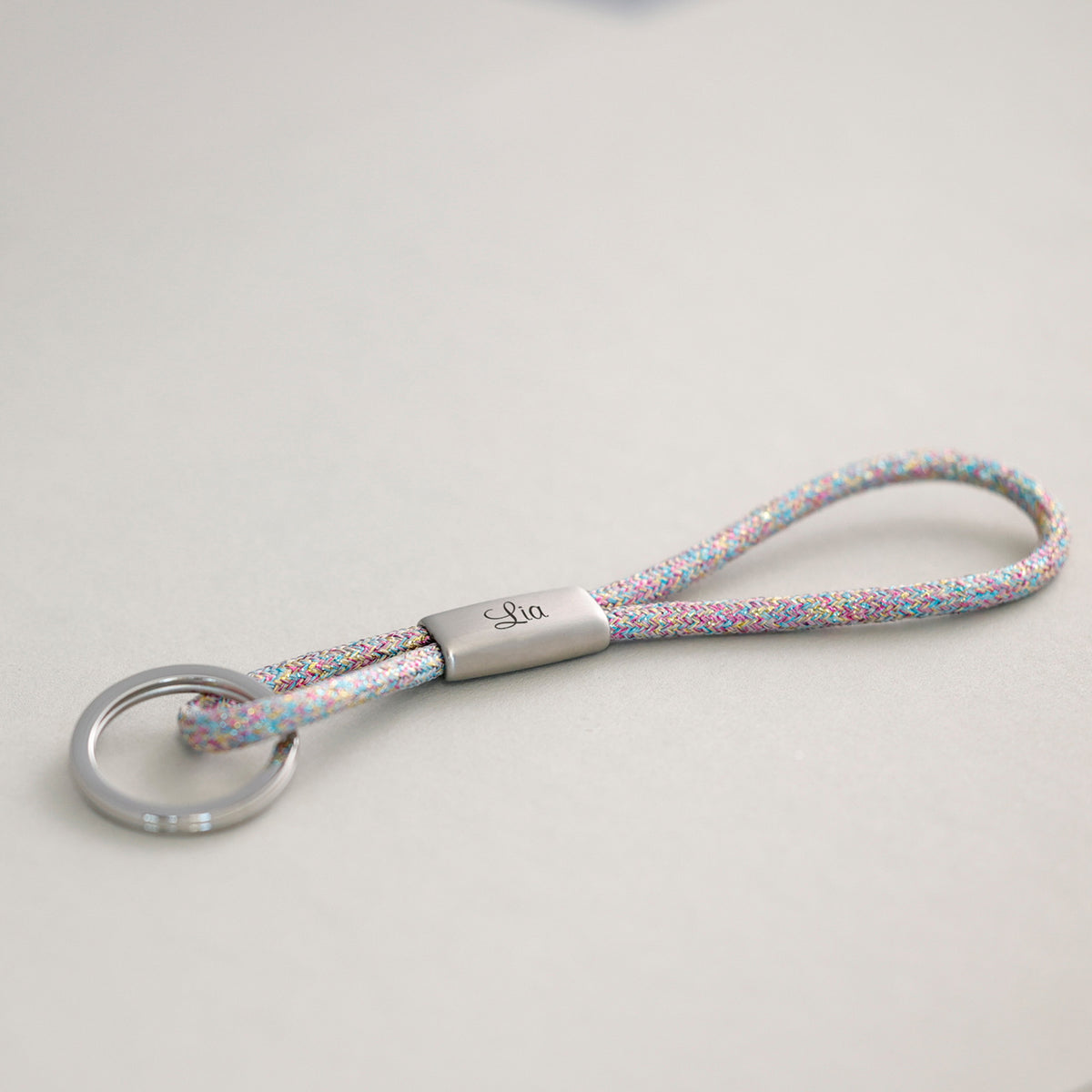 Glitzer Schlüsselband mit Gravur in Regenbogen-Optik – Gravur mit Namen Lia