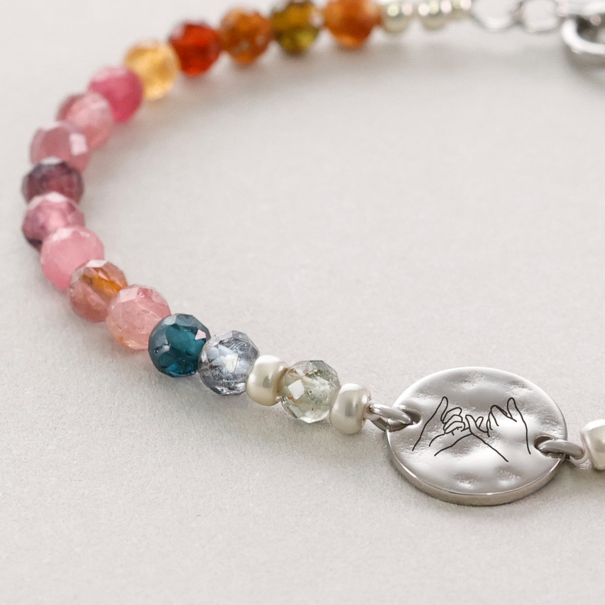 Regenbogen-Turmalin-Armband mit Hammerschlag Plättchen – Plättchen mit Gravur zweier sich haltender Hände