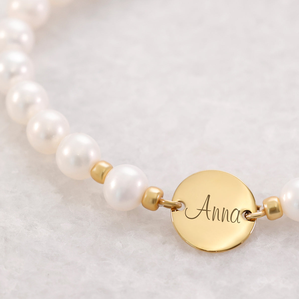 Süßwasserperlen-Armband mit goldenem Plättchen, Gravur 'Anna' in Nahaufnahme