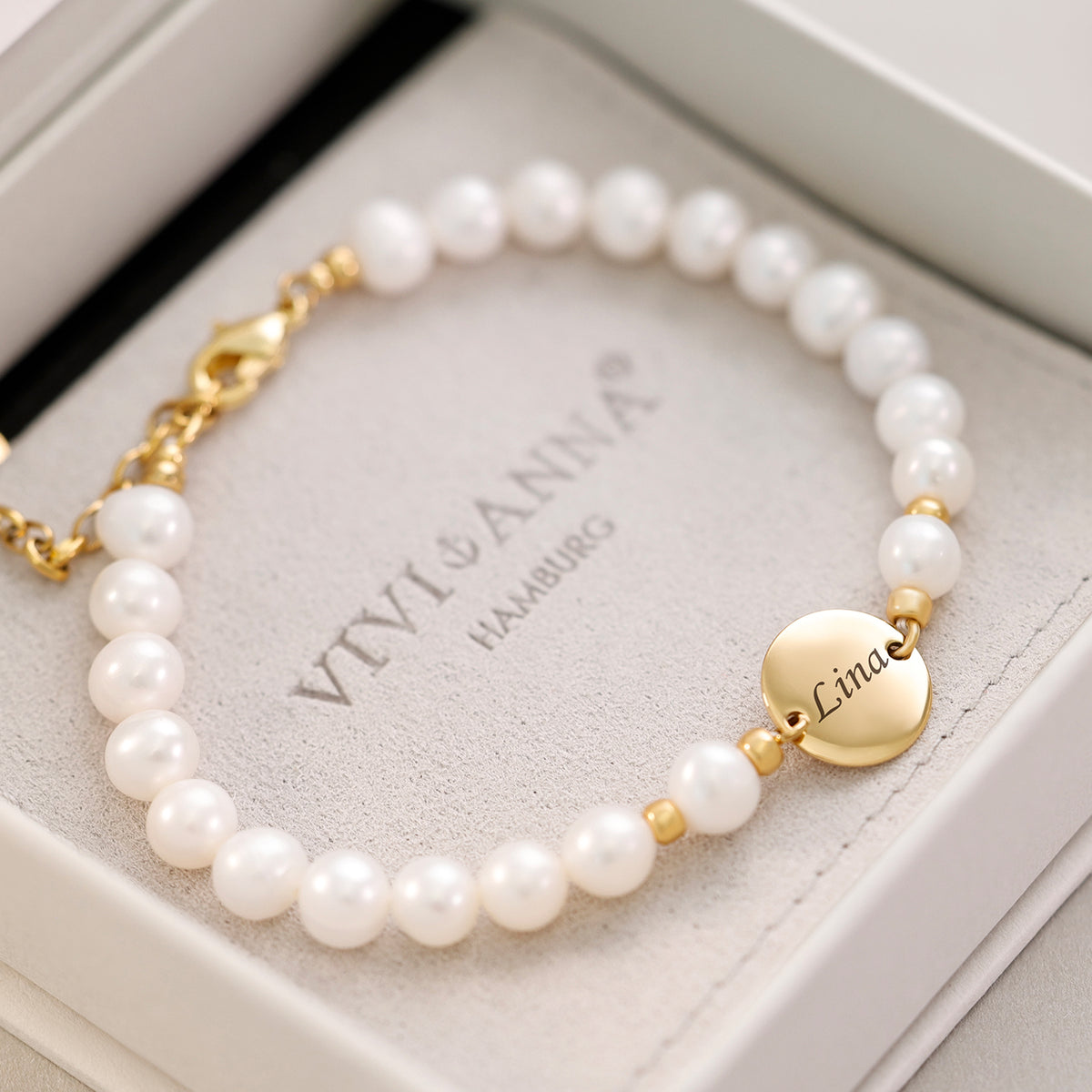 Süßwasserperlen-Armband in Gold mit rundem Plättchen, Gravur 'Lina' in Geschenkbox