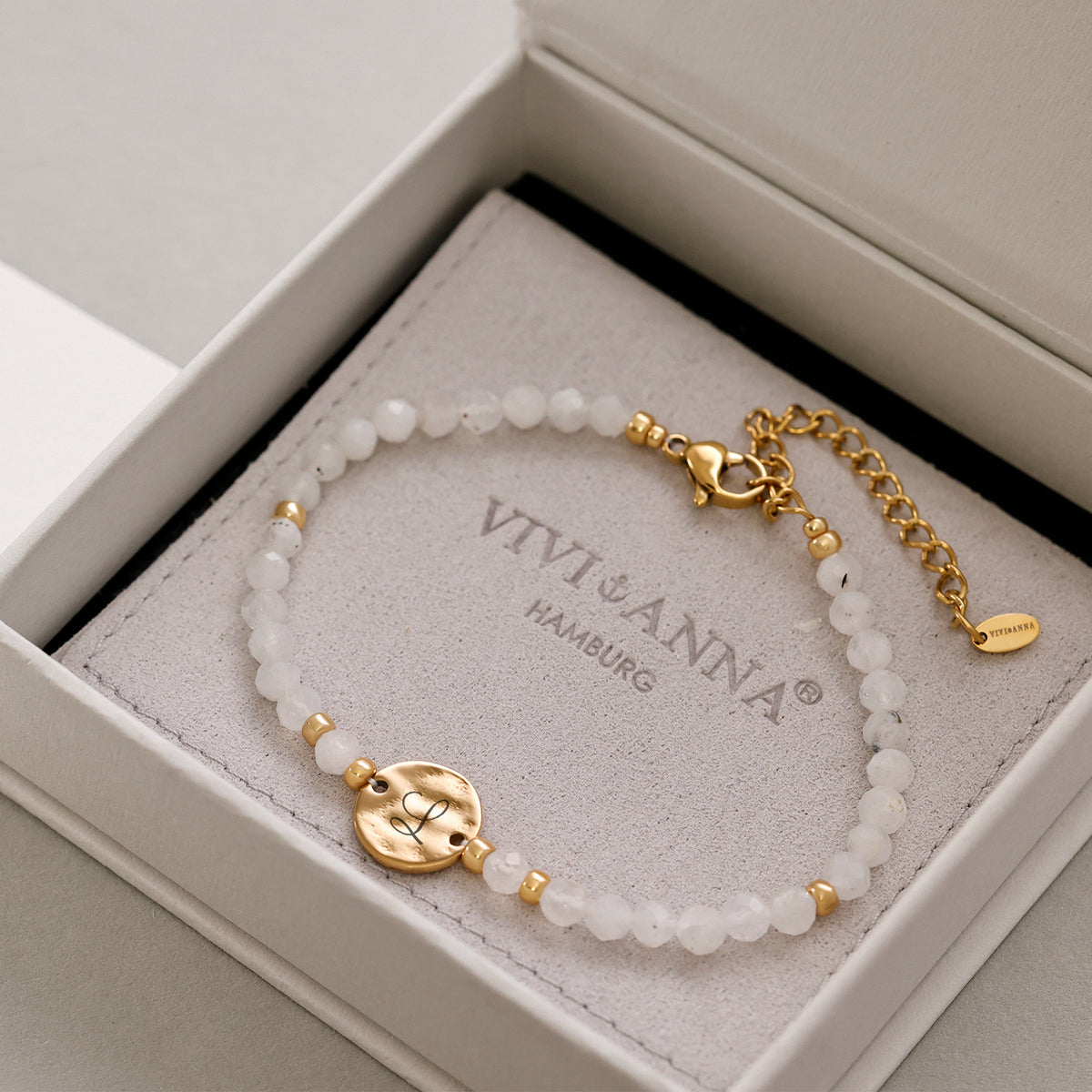 Mondstein Armband mit Hammerschlag Plättchen in Gold, in Geschenkbox mit Verlängerungskette