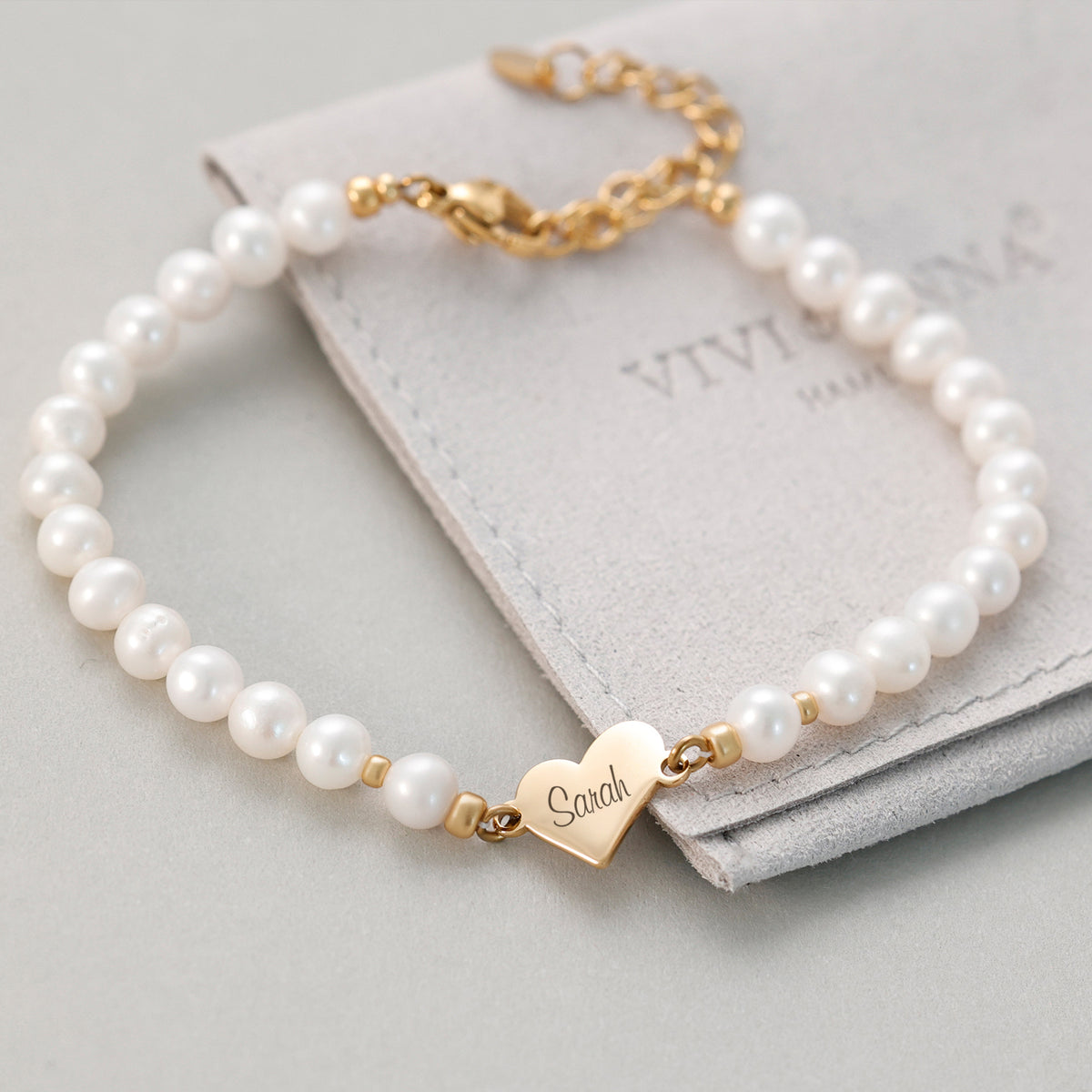 Süßwasserperlen Armband mit Herzanhänger in Gold auf Lederetui, Herz mit Namen 'Sarah' graviert