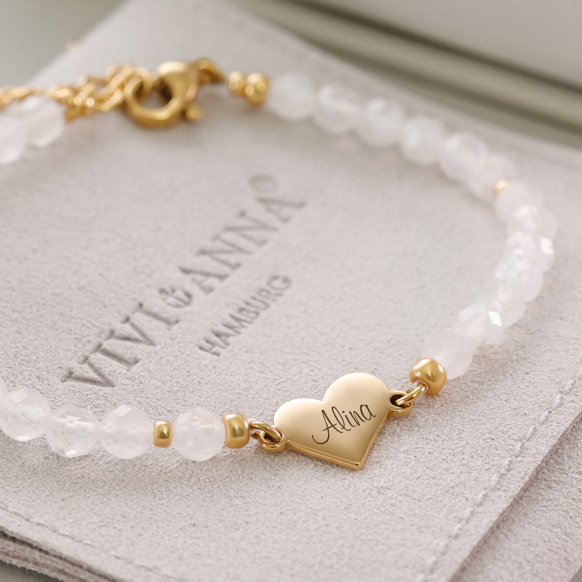 Herz-Armband mit Mondstein – goldener Herzanhänger mit graviertem Namen 'Alina'