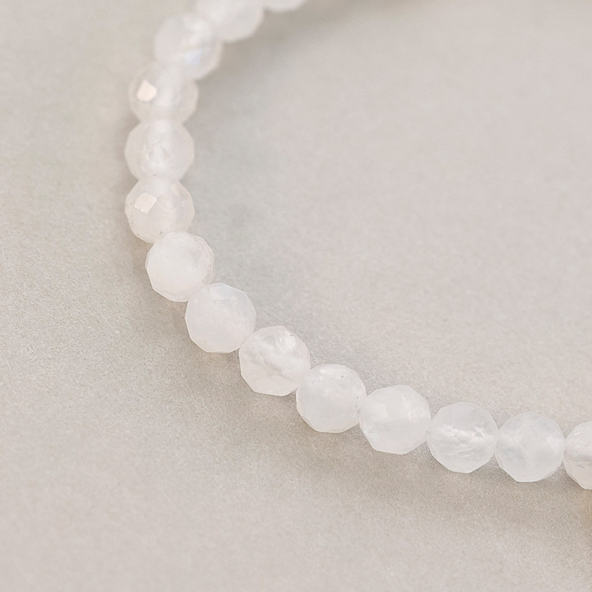 Mondstein Armband – Detailaufnahme der facettierten weißen Mondstein-Perlen