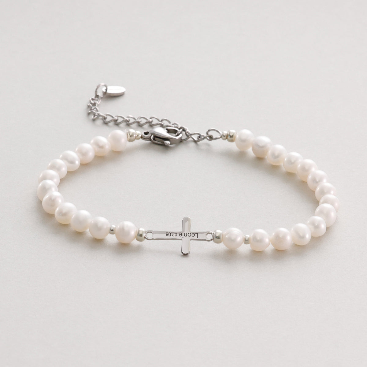 Armband mit Süßwasserperlen und Kreuz in Silber, graviert mit 'Leonie 02.08'