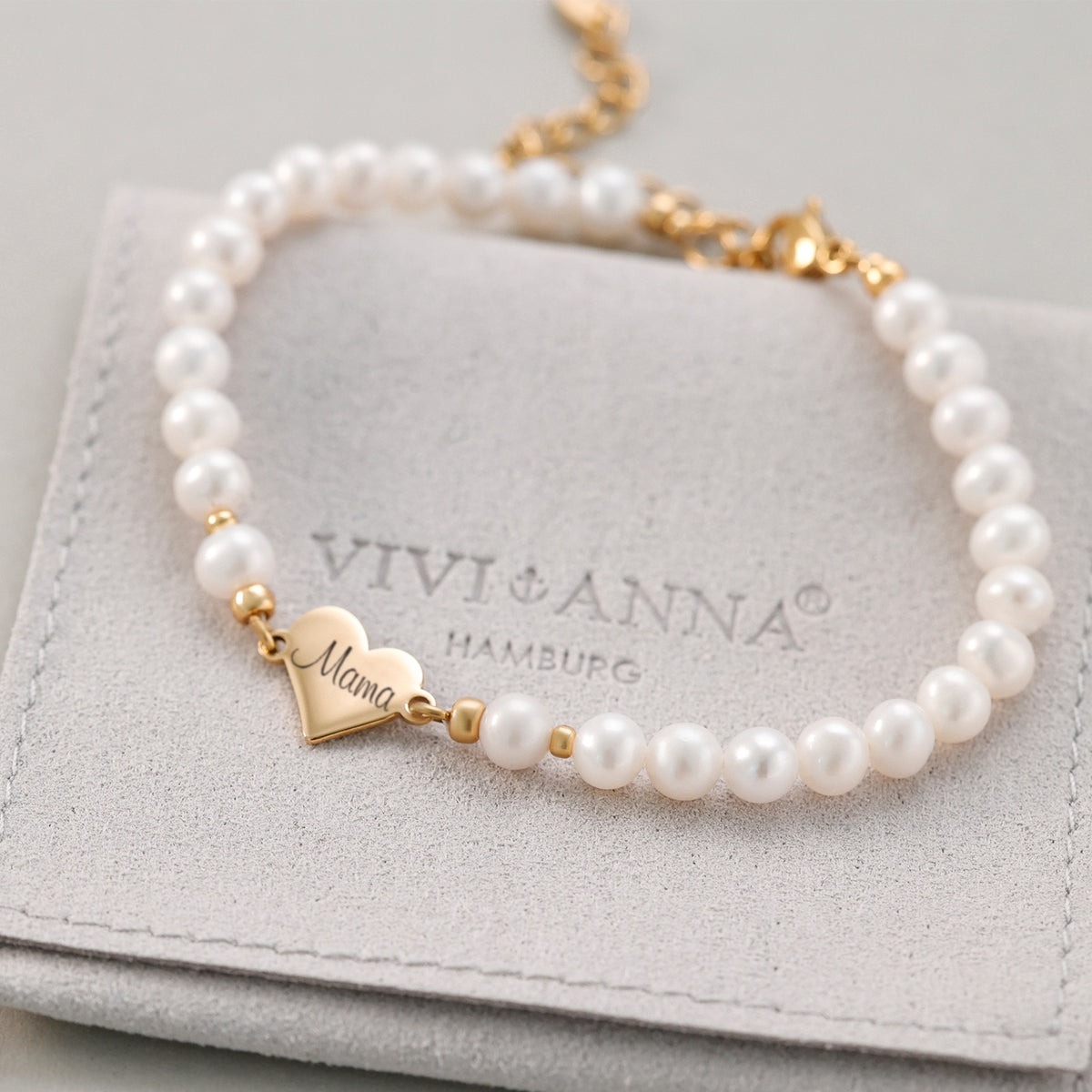Süßwasserperlen Armband mit Herzanhänger in Gold auf Lederetui, Herz mit 'Mama' graviert