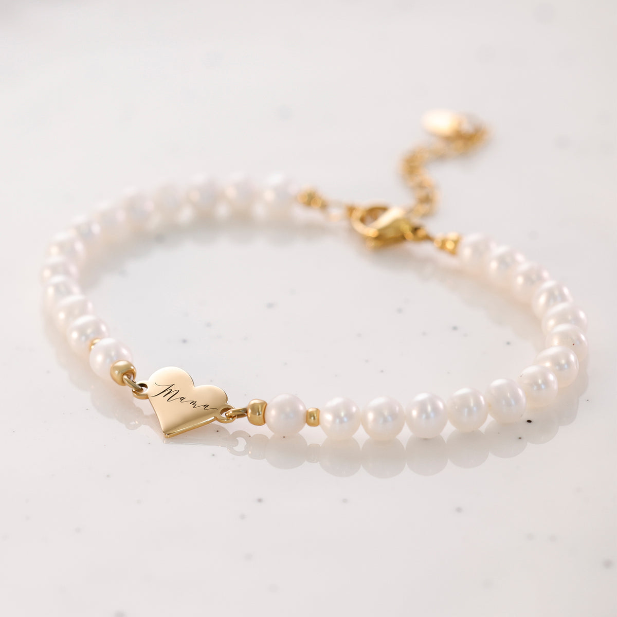 Süßwasserperlen Armband mit Herzanhänger in Gold, Herz mit 'Mama' graviert, freigestellt