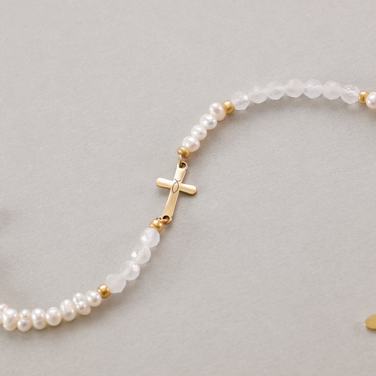 Mondstein & Süßwasserperlen-Armband mit Kreuz zur Konfirmation – Kreuzanhänger mit Fischsymbol im Detail