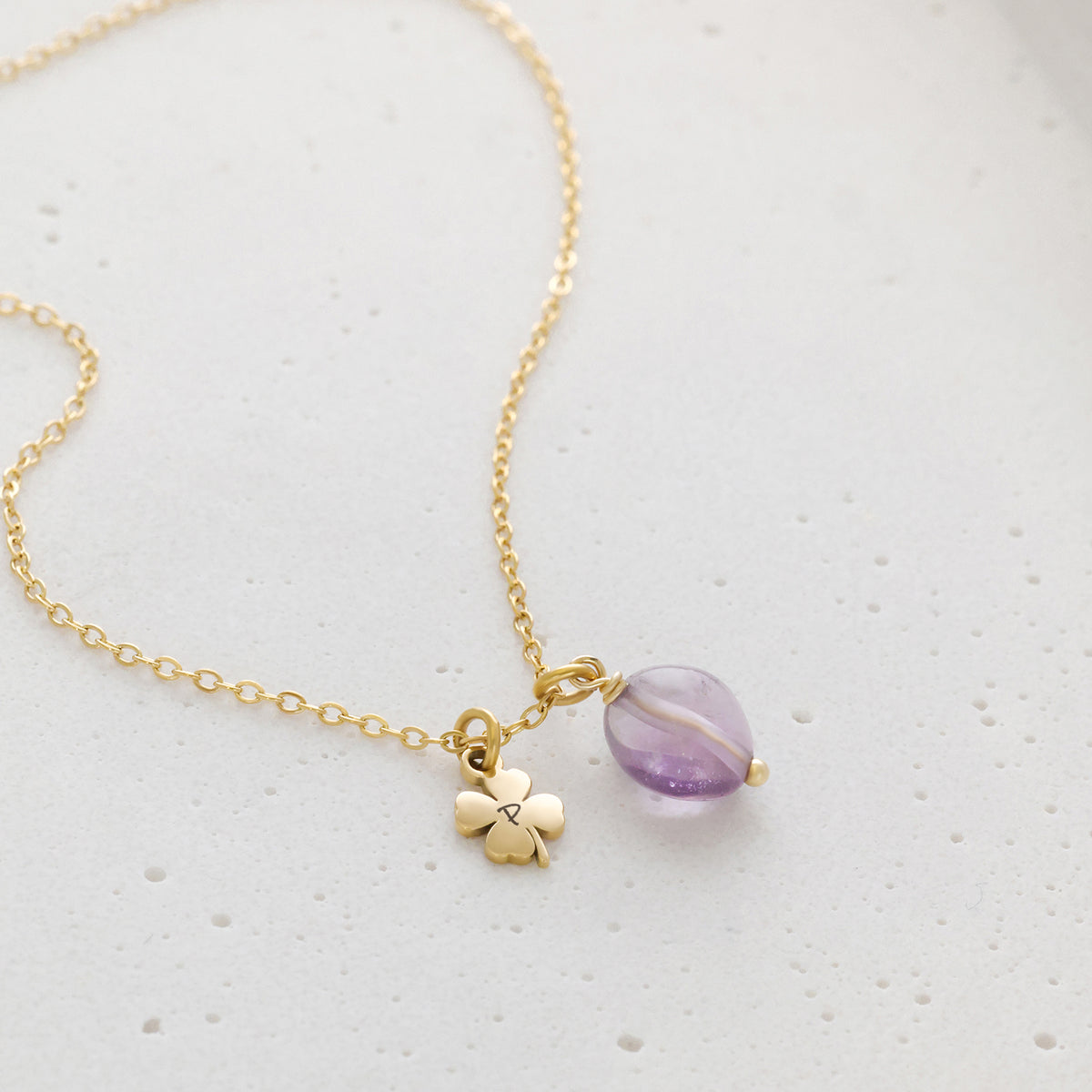 Glücksstein-Kette mit gravierbarem Kleeblatt – Kleeblatt-Anhänger mit Initiale P und violettem Stein in Nahaufnahme