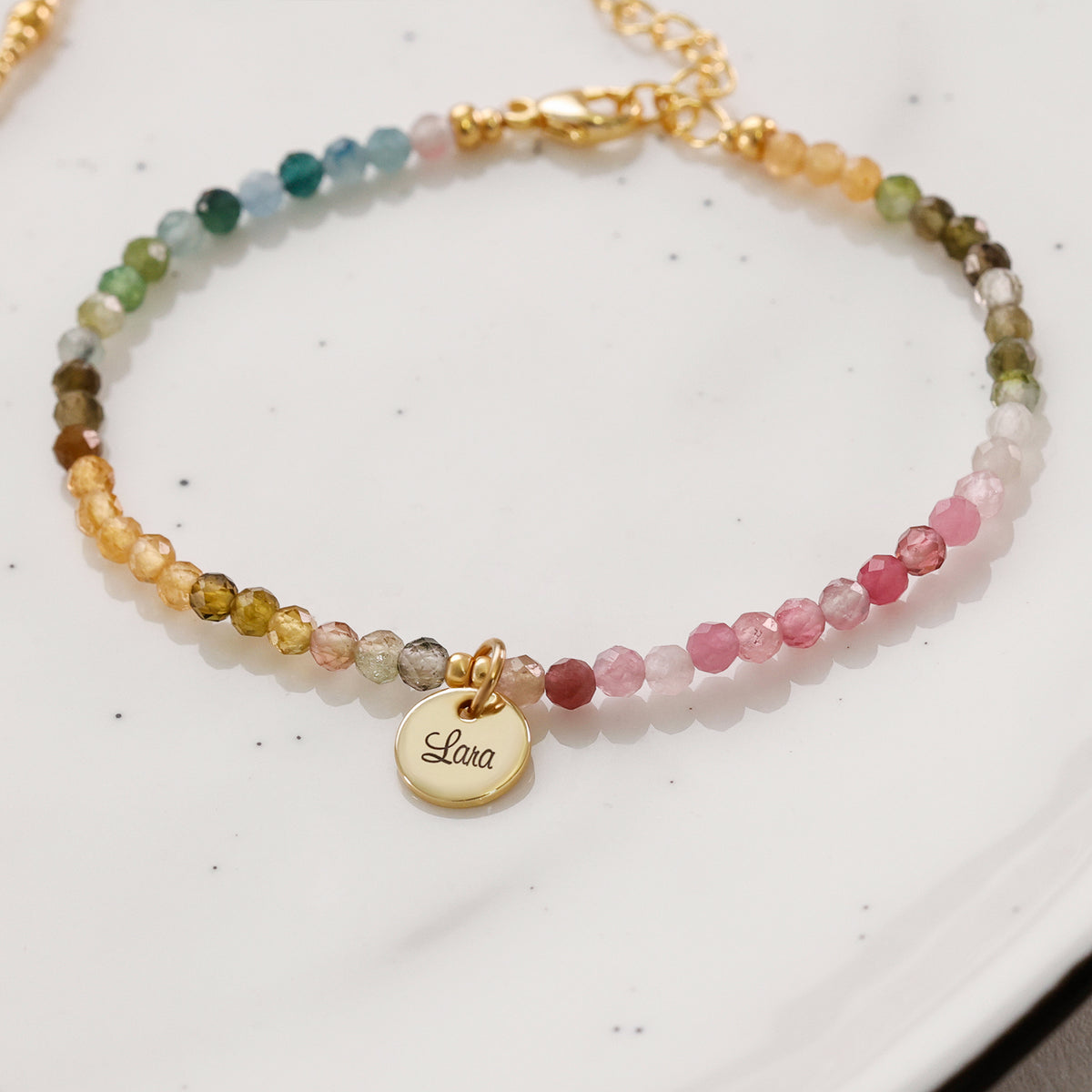 Regenbogen-Turmalin Armband mit Gravur in Gold – bunte Edelsteinperlen mit rundem Gravurplättchen 'Lara'