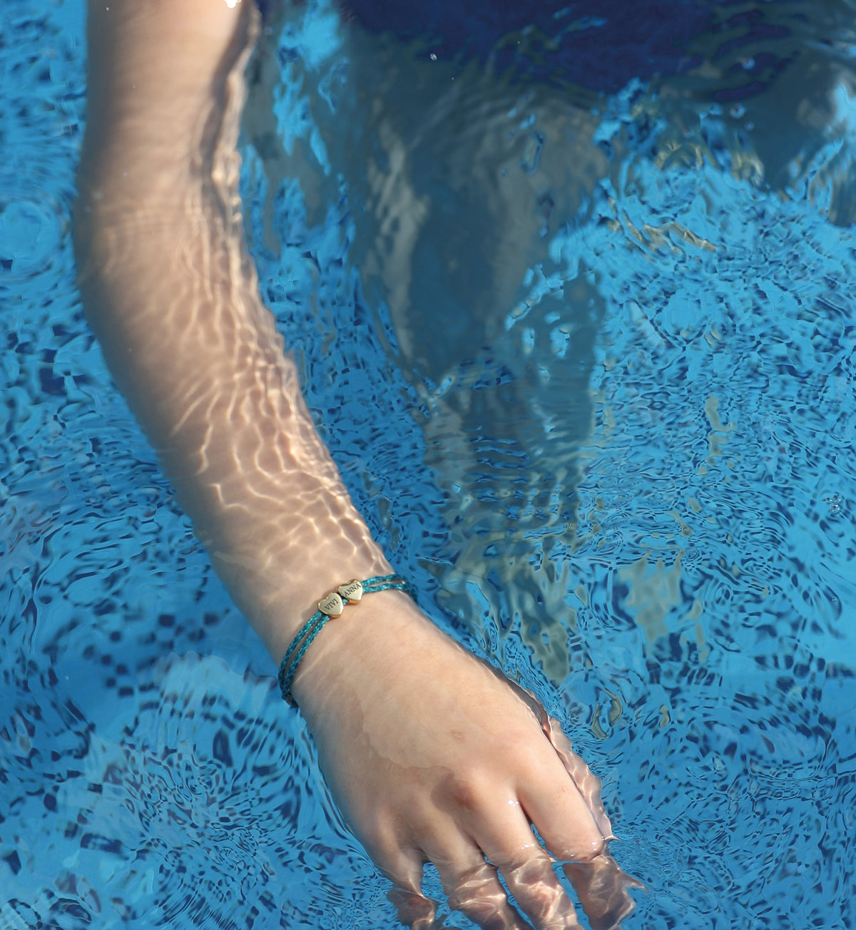Video: Personalisiertes Herzarmband – zartes Segeltau für Groß & Klein Damen Armband