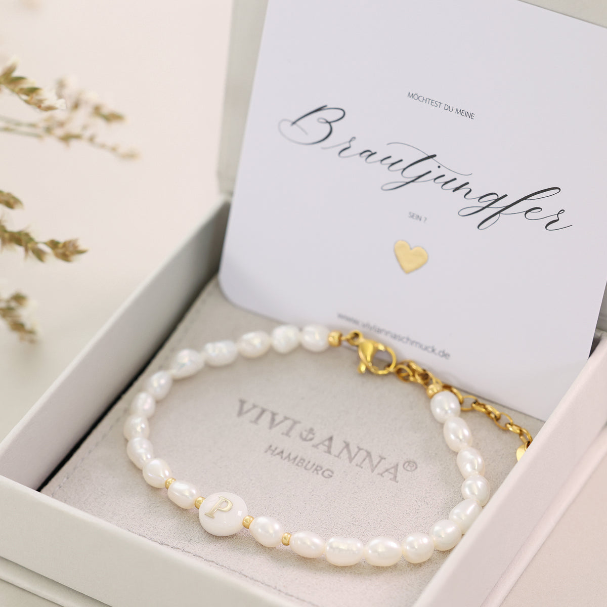 Süßwasserperlen Armband mit Perlmutt-Initiale P in Geschenkbox mit Brautjungfer-Karte