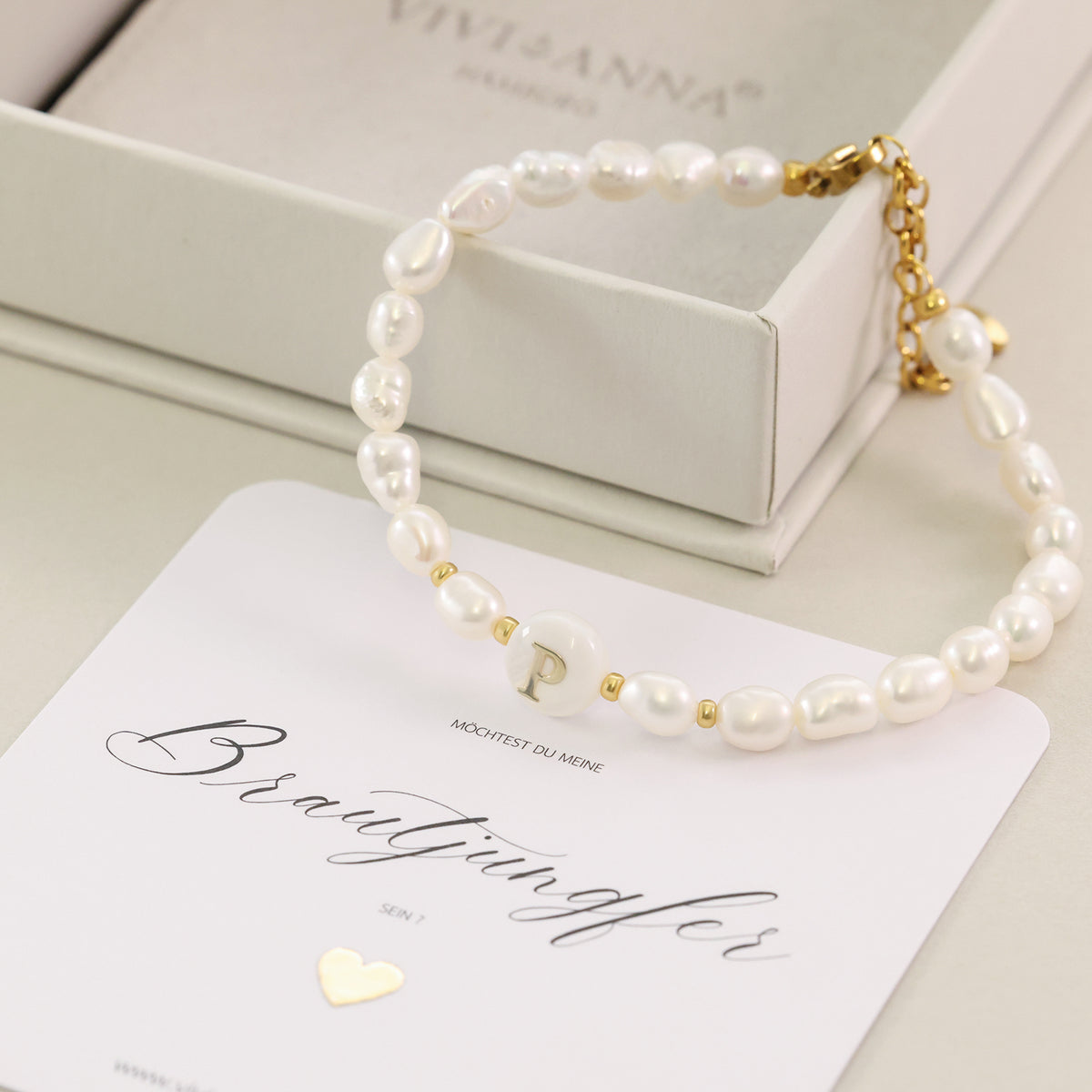 Süßwasserperlen Armband mit Perlmutt-Initiale in Geschenkbox mit Brautjungfer-Karte
