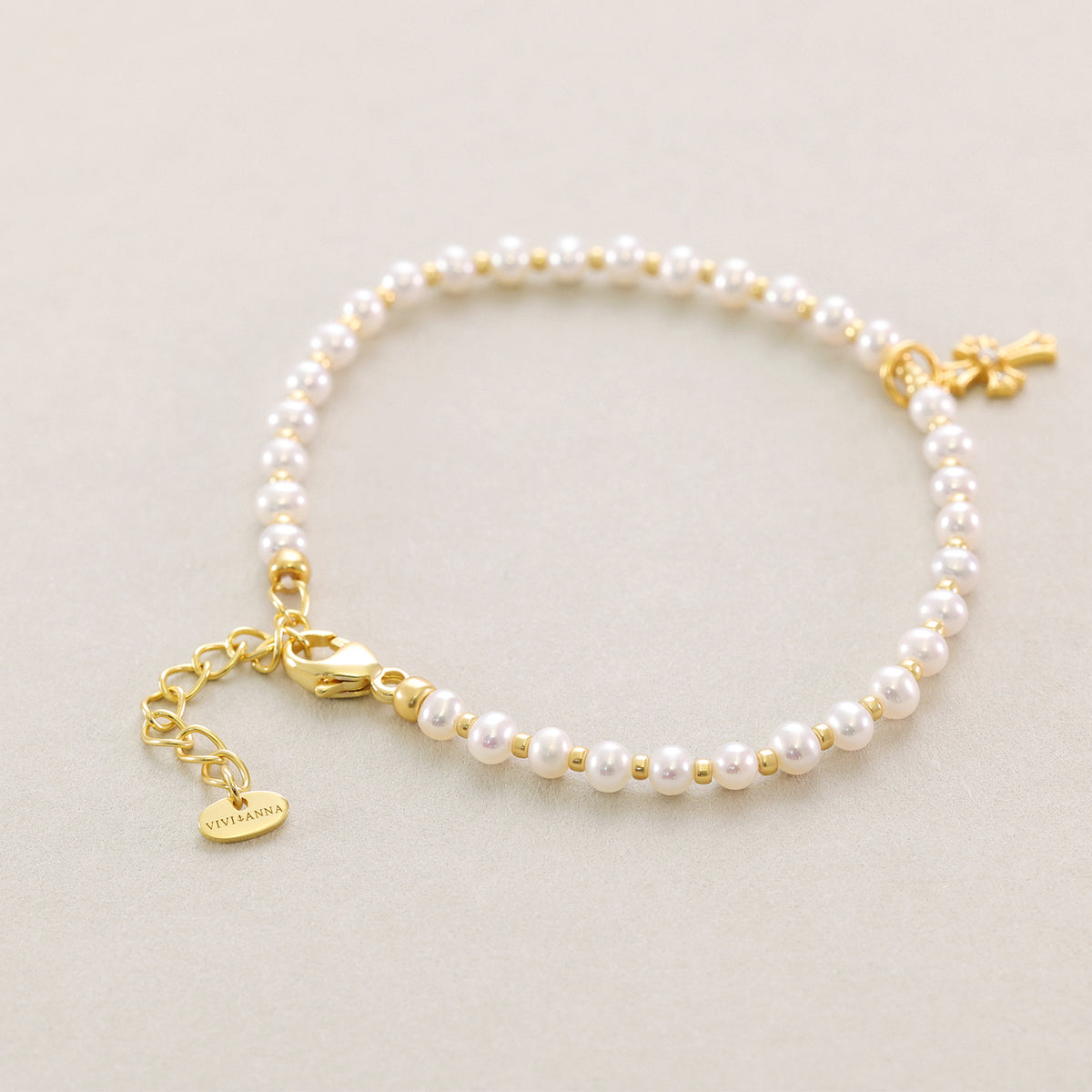 Süßwasserperlen Armband mit funkelndem Kreuz in Gold, Verschluss mit VIVI&ANNA Anhänger im Detail