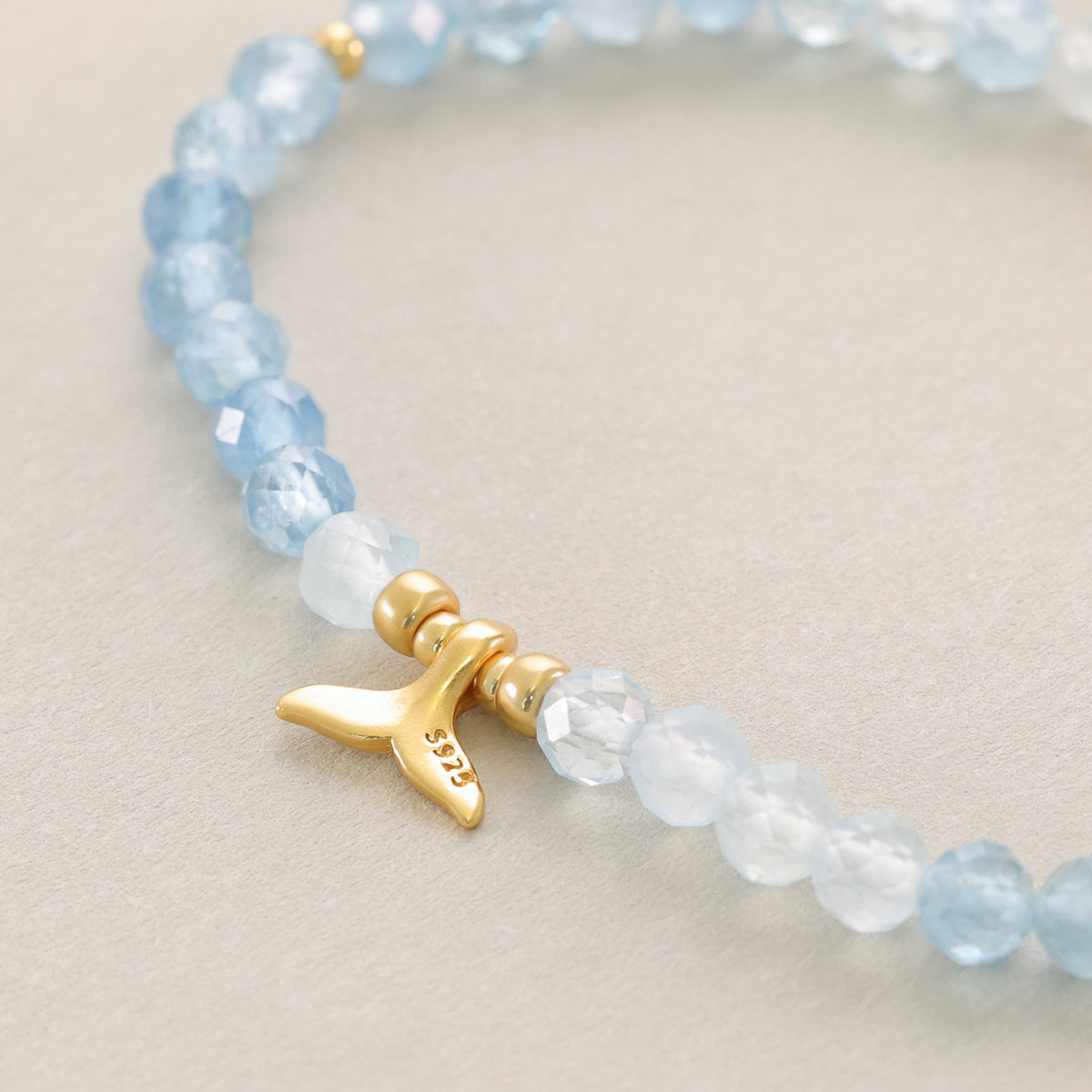 Nahaufnahme des Walflosse-Anhängers mit 925-Stempel am Aquamarin Armband