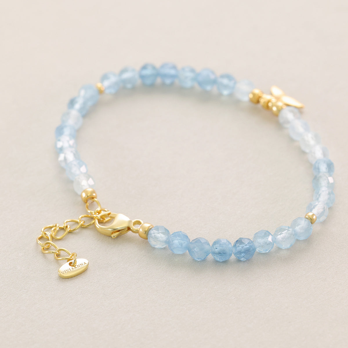 Aquamarin Armband in Gold mit VIVIANNA-Anhänger und Verschluss, Detailansicht