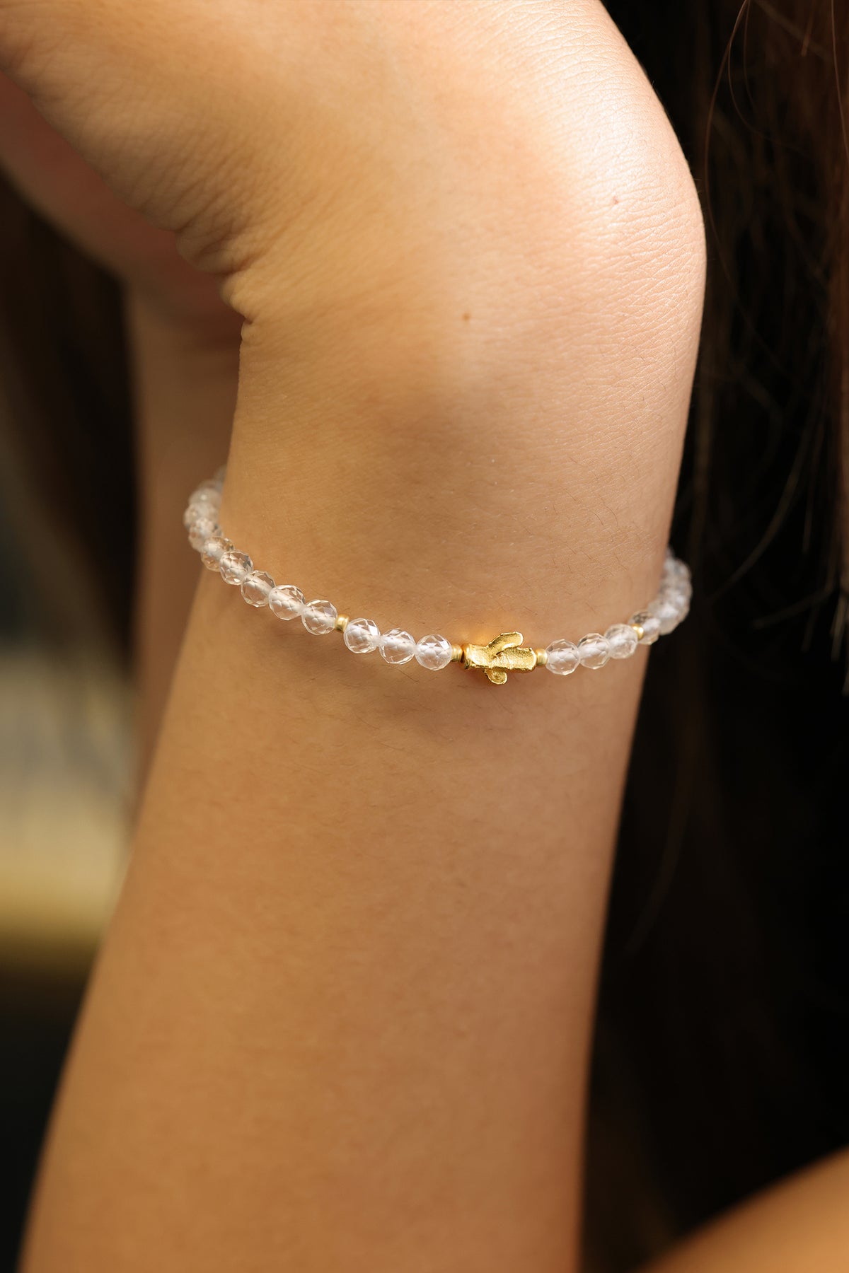 Bergkristall Armband am Handgelenk, Nahaufnahme mit Kaktus-Anhänger