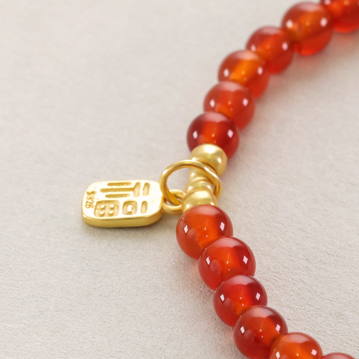 Nahaufnahme des „福“-Anhängers mit 925-Stempel am Karneol Armband