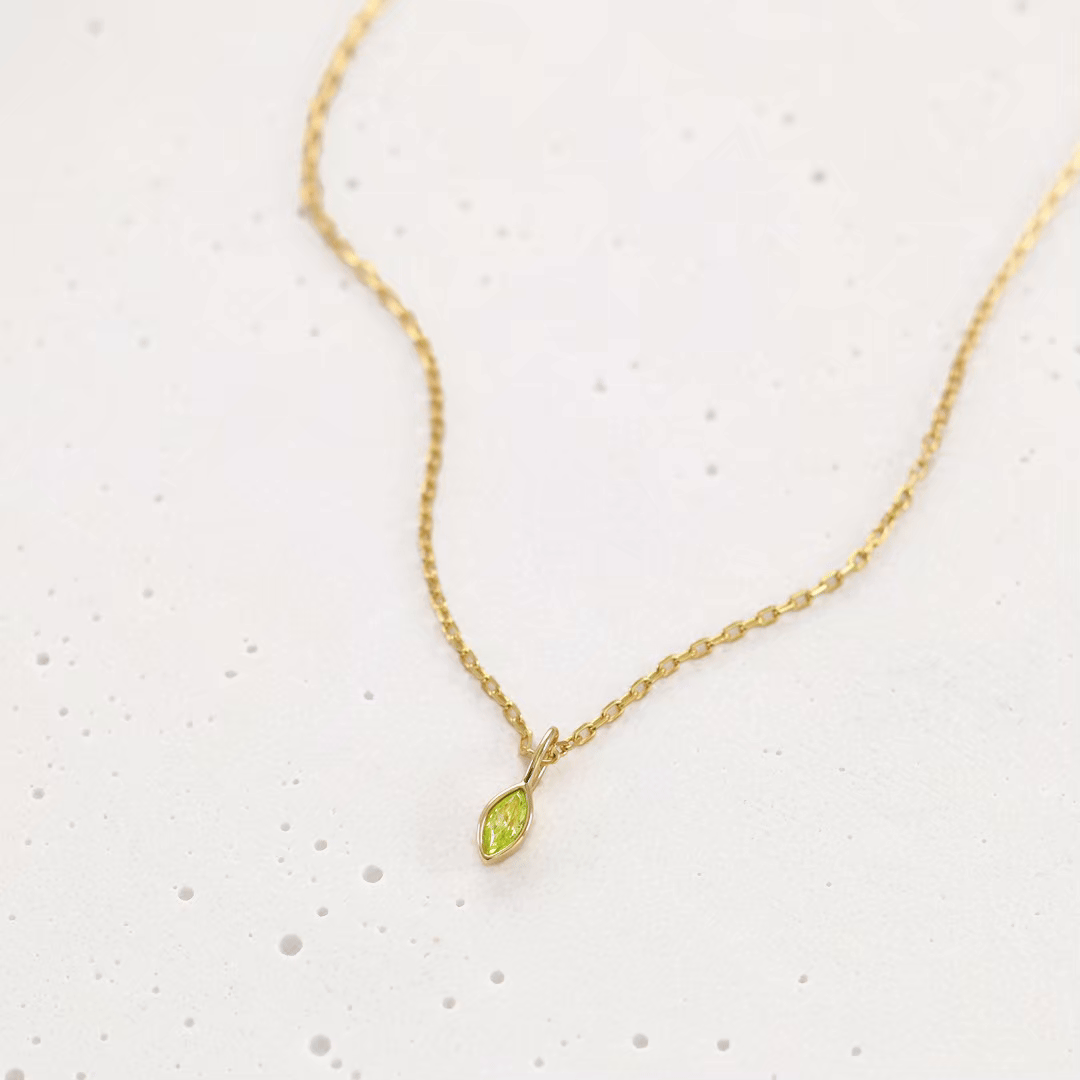 Geburtsstein-Kette mit Navette-Anhänger aus Zirkonia in Gold – hellgrüner Stein als Nahaufnahme