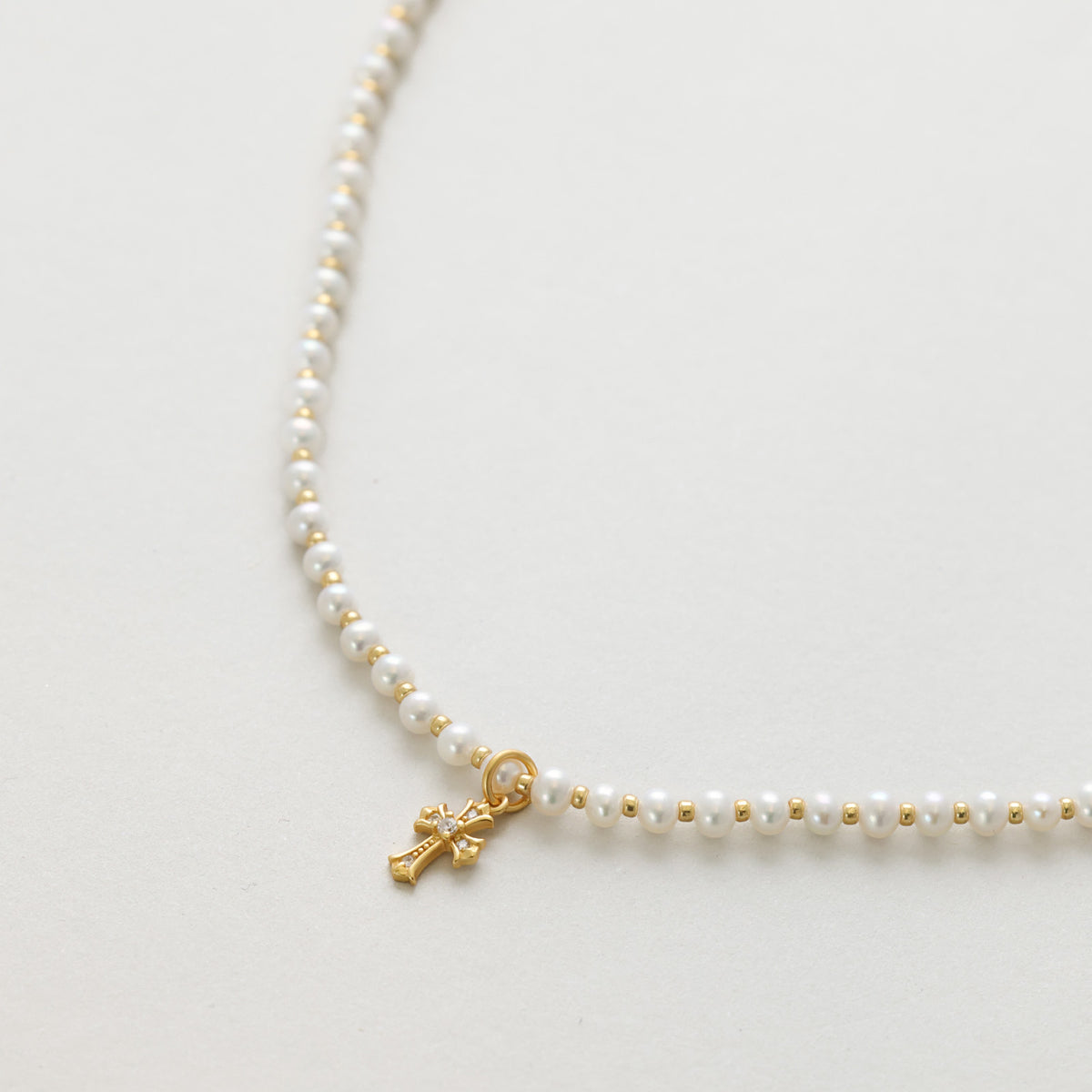 Süßwasserperlen Halskette mit funkelndem Kreuz in Gold, Nahaufnahme des Kreuzanhängers von vorne