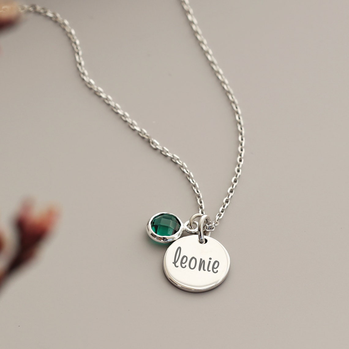Personalisierte Kette mit Namensplättchen 'leonie' und grünem Geburtsstein-Anhänger in Silber