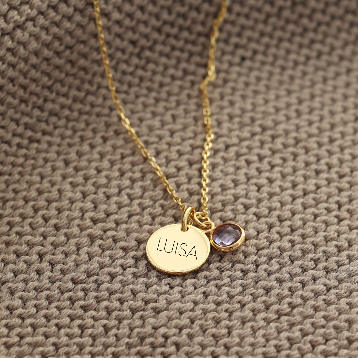 Personalisierte Kette mit Namensplättchen 'LUISA' und violettem Geburtsstein-Anhänger in Gold