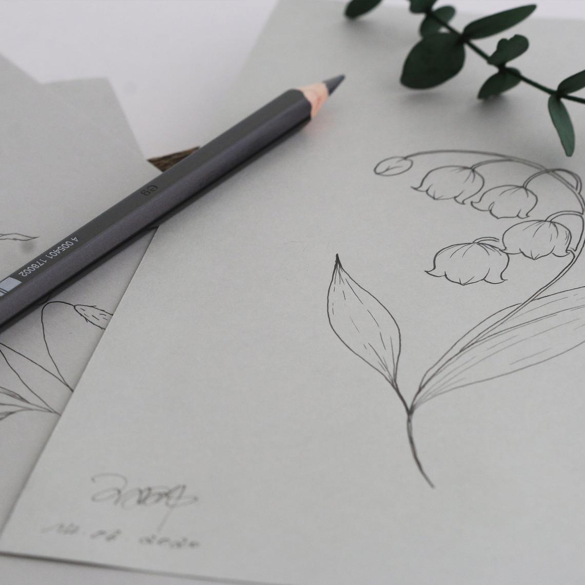 Geburtsblumen Halskette Ovaler Anhänger mit Gravur – handgezeichnete Skizze des Maiglöckchen-Blütenmotivs