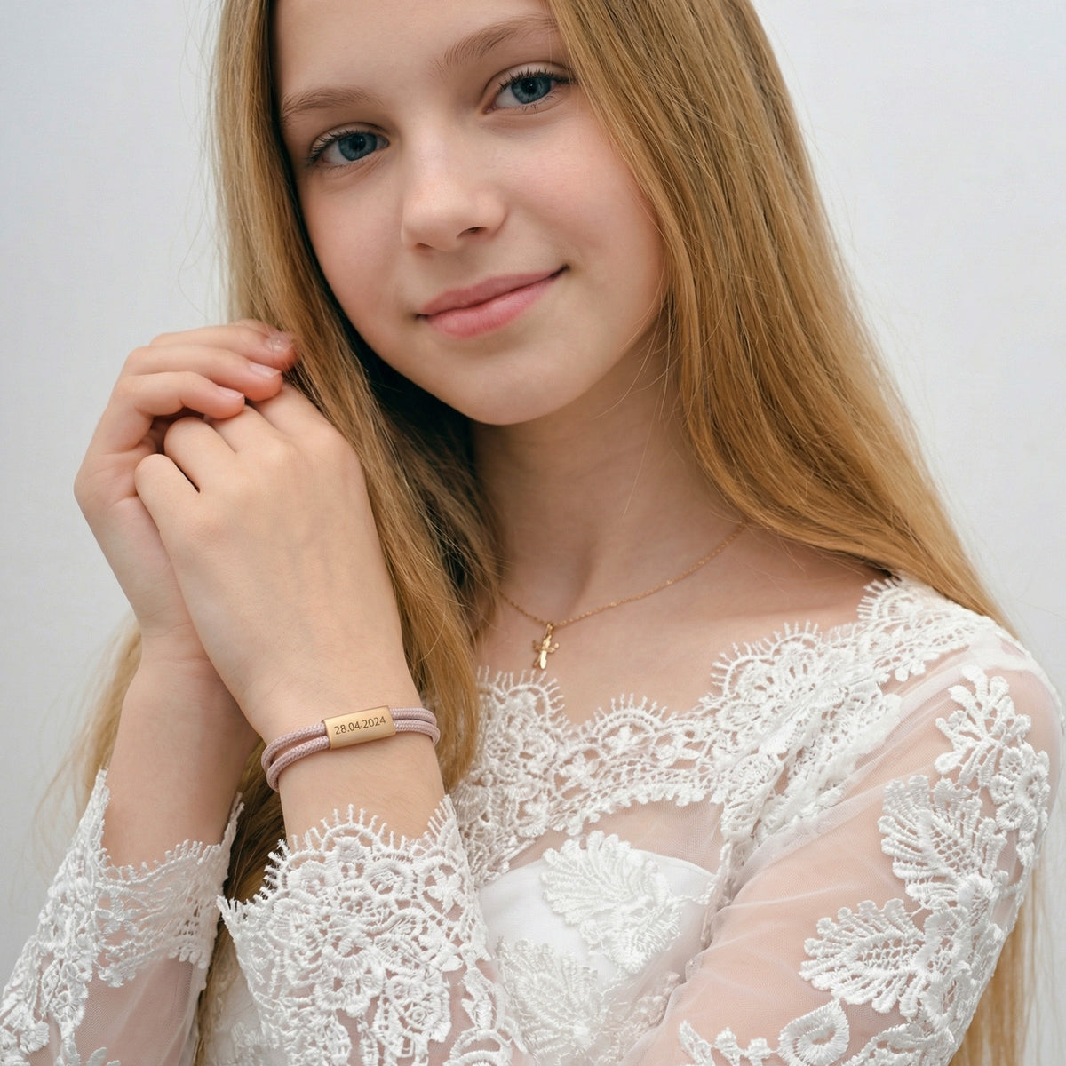 Glitzerndes Segeltau-Armband mit persönlicher Gravur – Mädchen trägt Armband mit graviertem Datum zur Kommunion