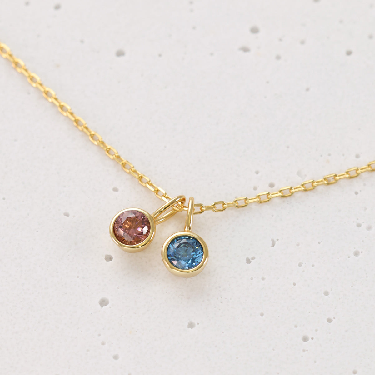 Goldkette mit zwei runden Zusatz-Geburtsstein-Anhängern in Rosa und Blau