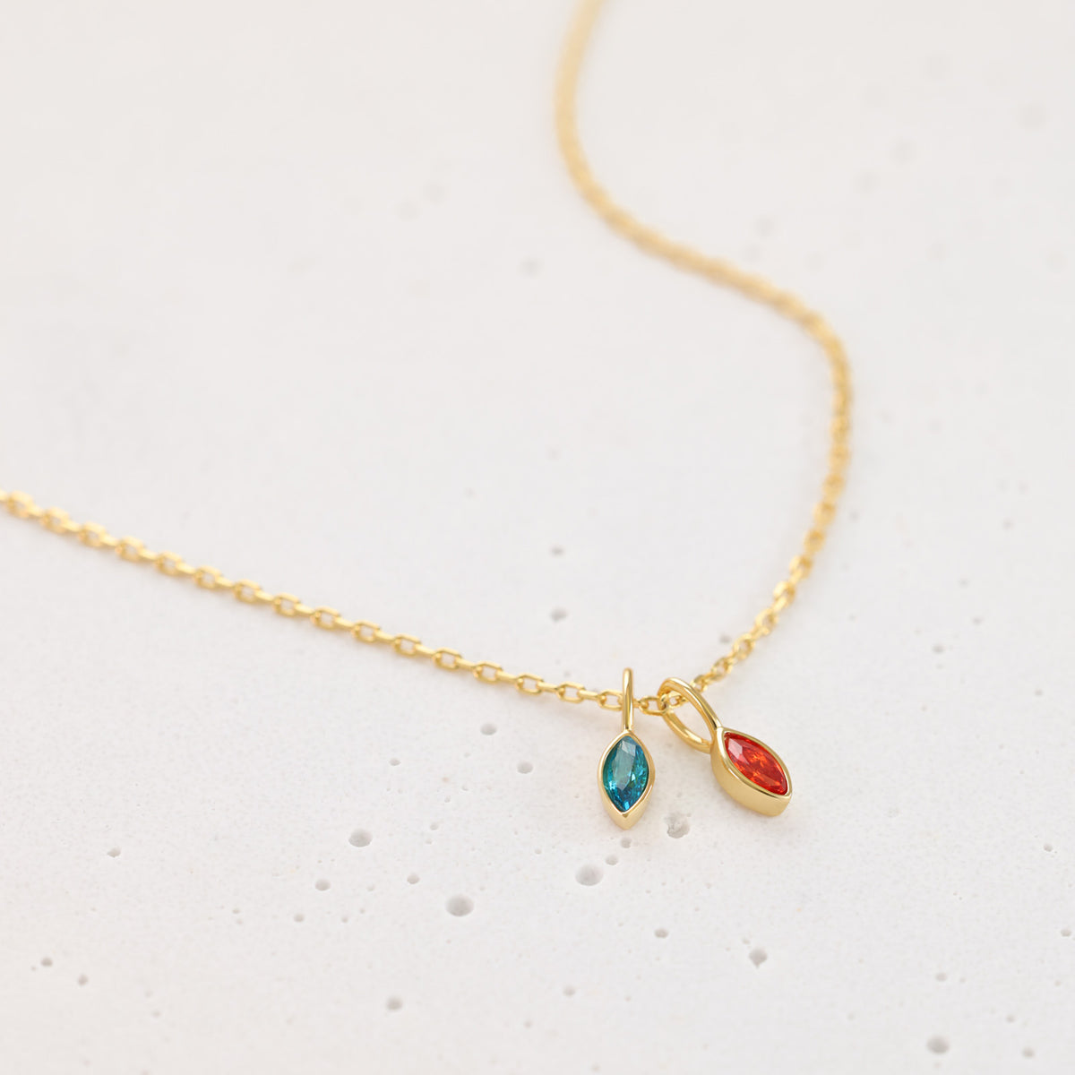 Goldkette mit zwei Navette-Geburtsstein-Anhängern in Türkis und Orange