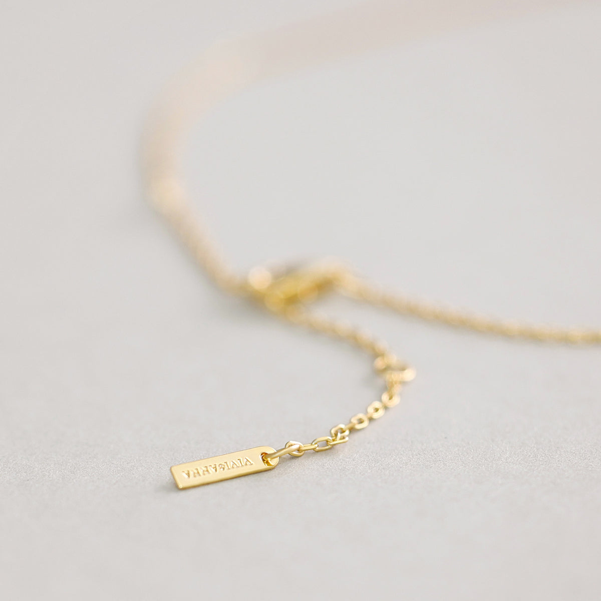 Chakra-Heilsteinkette in Gold, Nahaufnahme des Verschlusses mit VIVI&ANNA-Anhänger