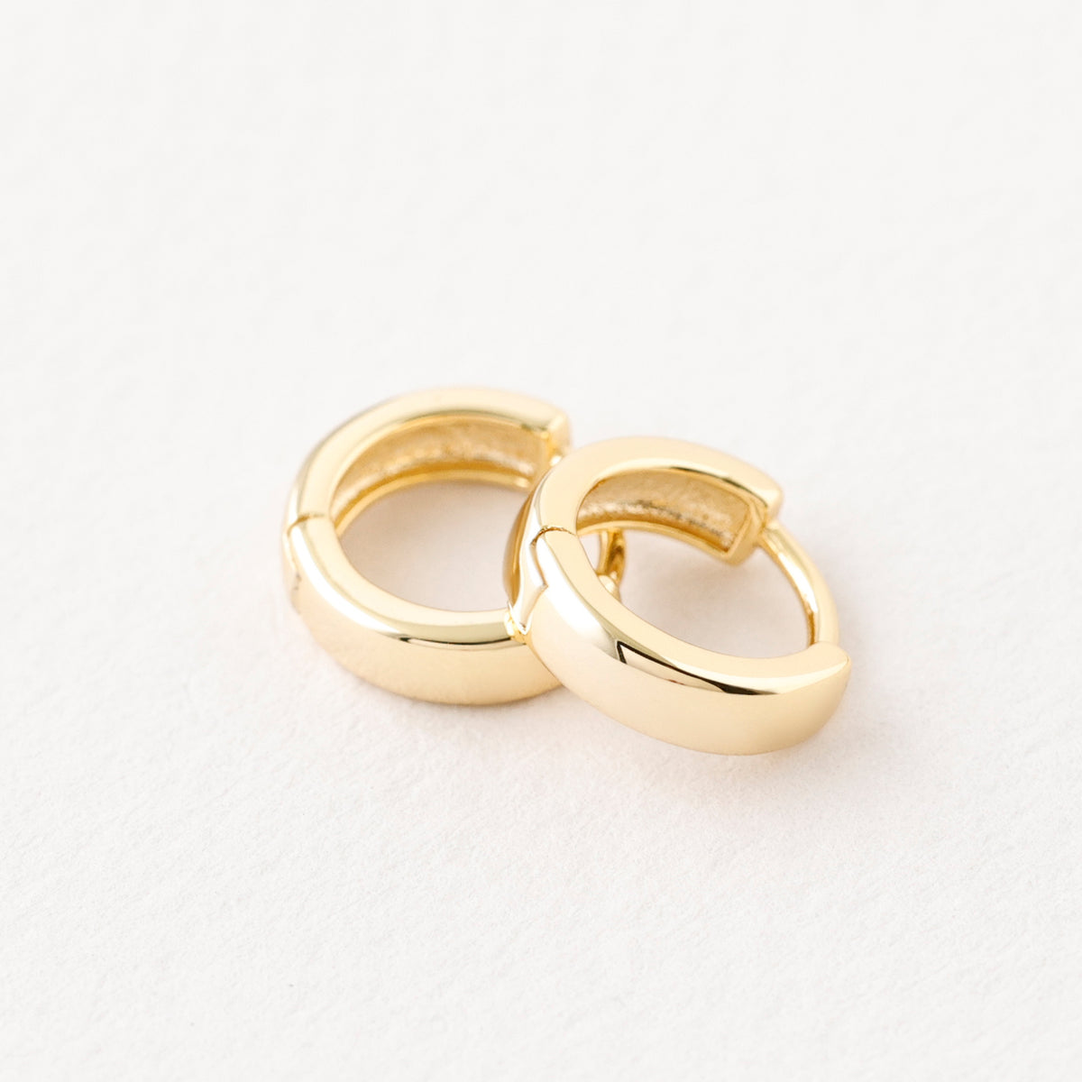 Dicke Mini Creolen aus 925er Sterlingsilber, vergoldet – Detailansicht des Rings