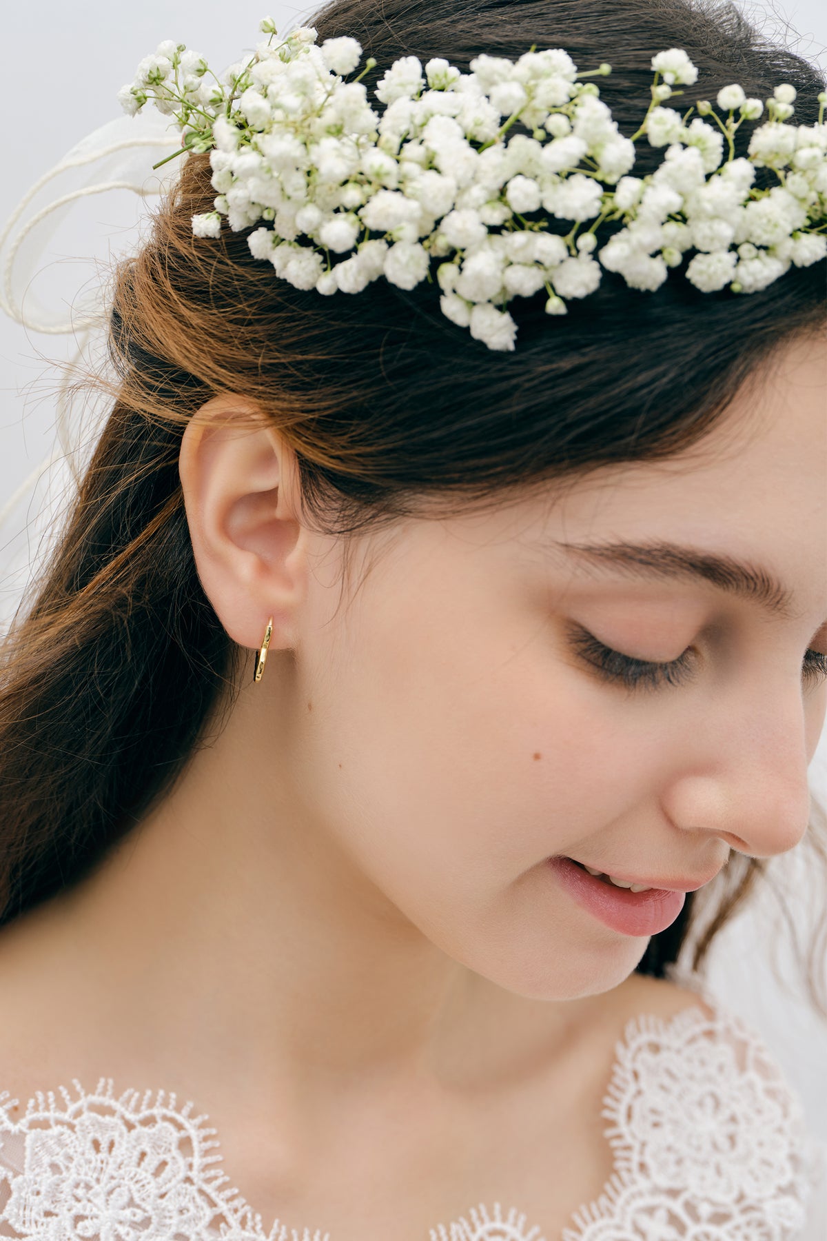 Braut mit Blumenkranz trägt kleine Herz-Creole aus 925er Sterling-Silber, vergoldet