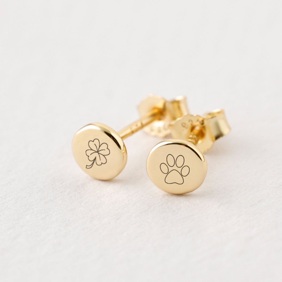 Kleine personalisierte runde Ohrstecker in Gold – Gravur mit Kleeblatt und Pfotenabdruck