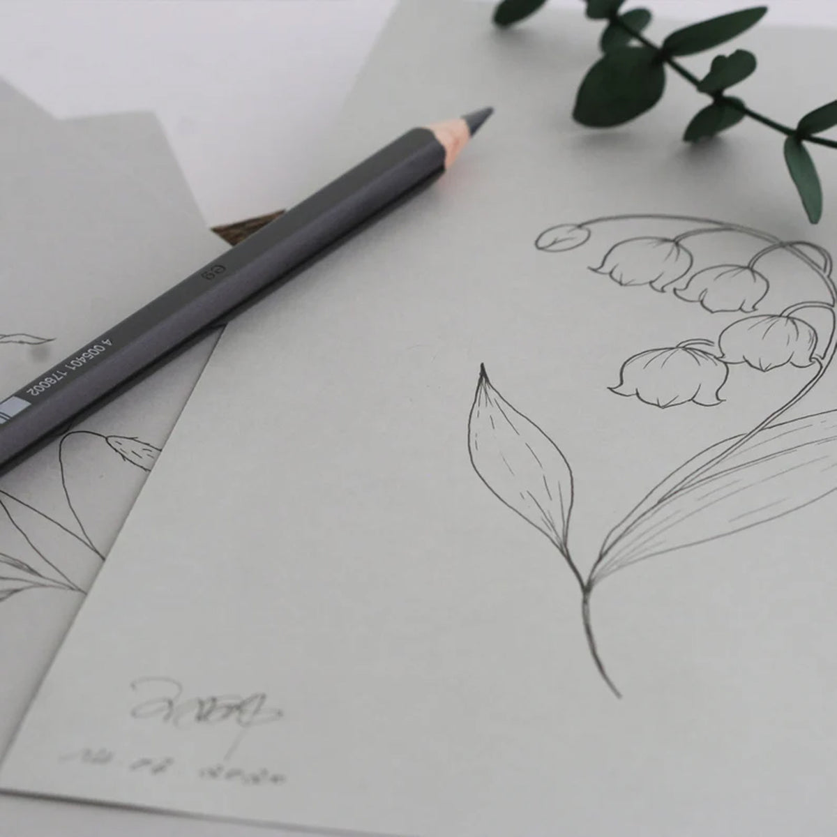Personalisierte Geburtsblumen Kette – handgezeichnete Skizze des Maiglöckchen-Motivs als Designvorlage