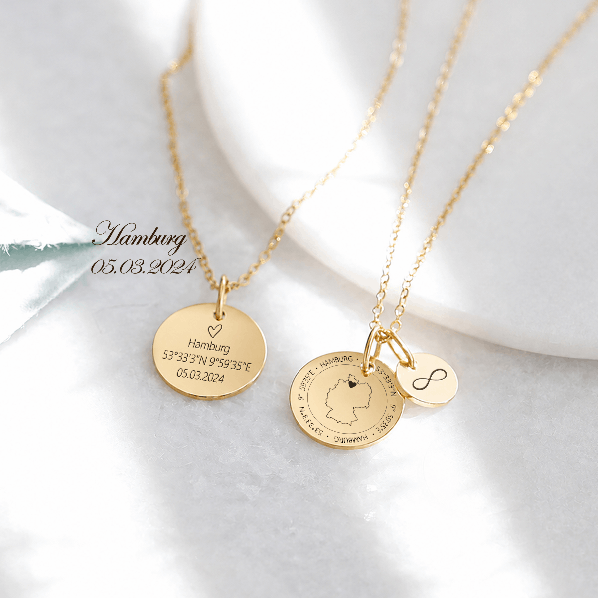 Herzensort Länder-Kette in Gold – Gravurplättchen mit Herz, Ort 'Hamburg' neben Landkarten-Anhänger mit Infinity-Zeichen