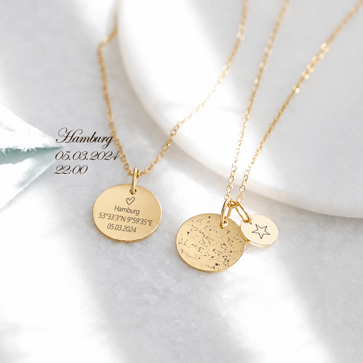 Sternenmoment Sternenkarte Kette in Gold – Gravurplättchen mit Herz und Ort 'Hamburg' neben Sternenhimmel-Anhänger