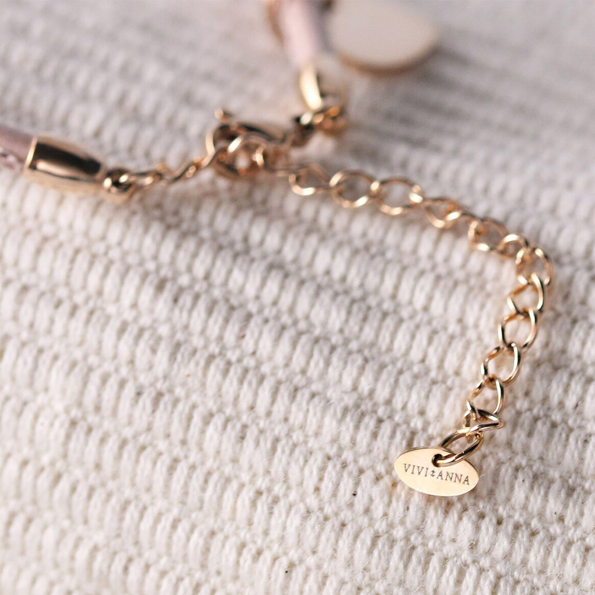 Lederarmband mit Gravur, Nahaufnahme des goldenen Verschlusses mit VIVI&ANNA-Anhänger