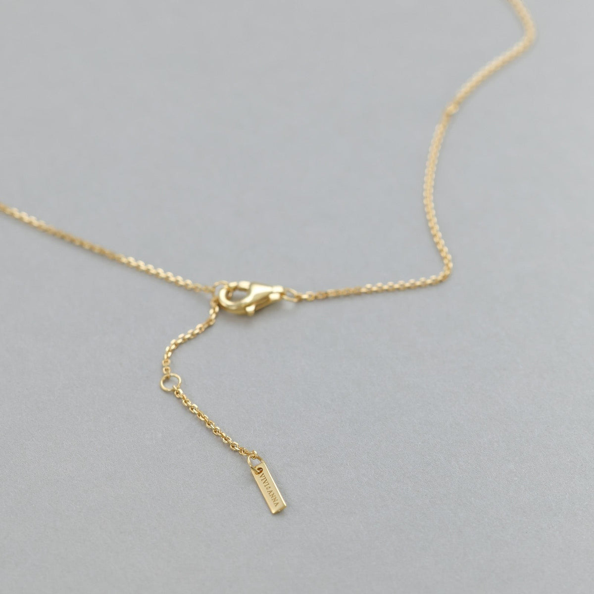 Herz-Geburtsstein Kette mit Gravur – Nahaufnahme von Verschluss und Verlängerungskette in Gold