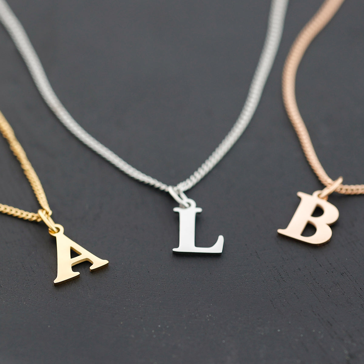 Initialen Kette mit Buchstaben A, L und B in Gold, Silber und Roségold im Vergleich