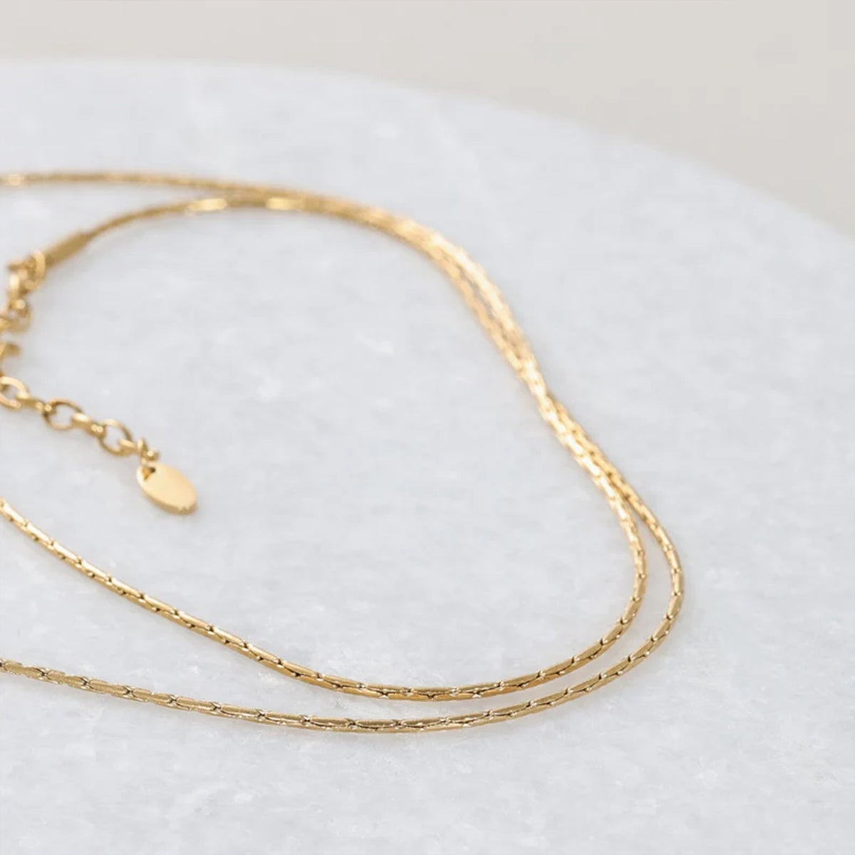 Palomakette - Herringbone Kette in Gold, Nahaufnahme der feinen Kettenglieder