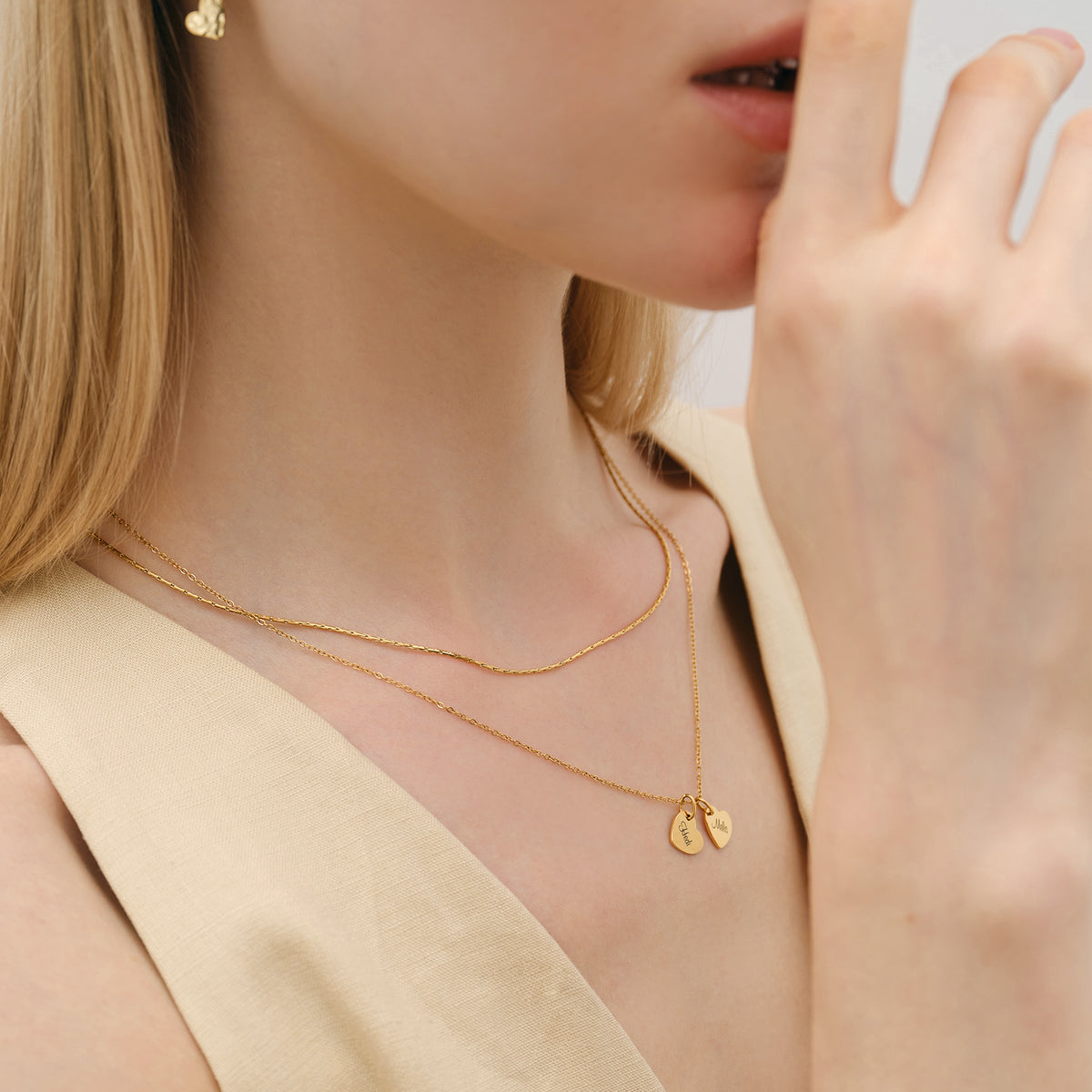 Palomakette - Herringbone Kette in Gold getragen mit zwei kleinen Herzanhängern am Hals