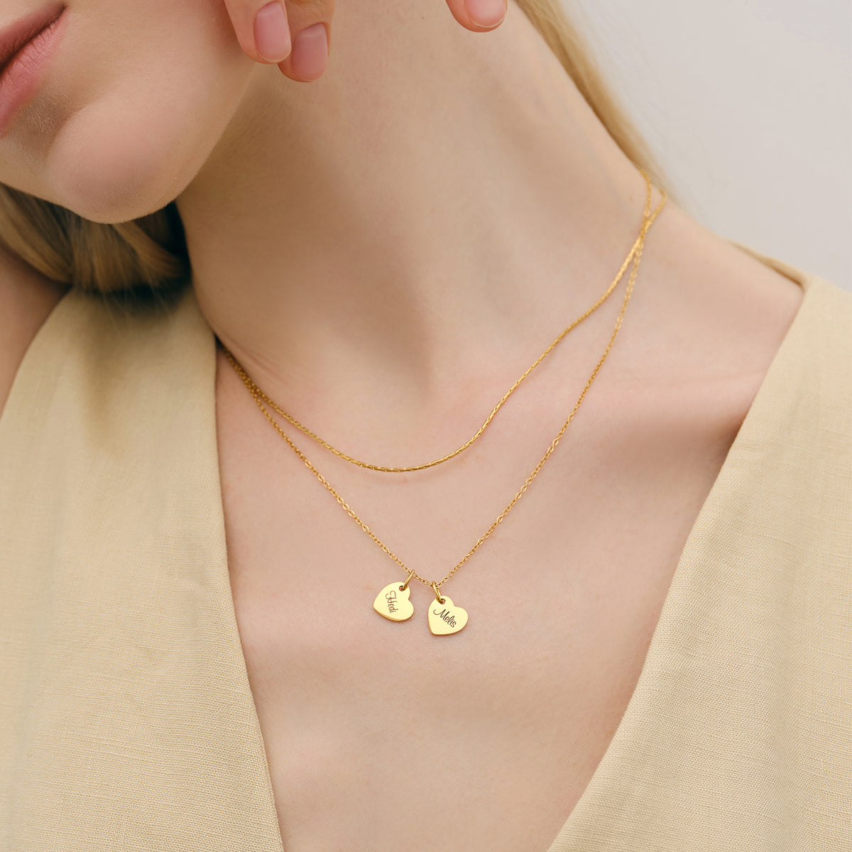 Palomakette - Herringbone Kette in Gold getragen, kombiniert mit zwei gravierten Herzanhängern