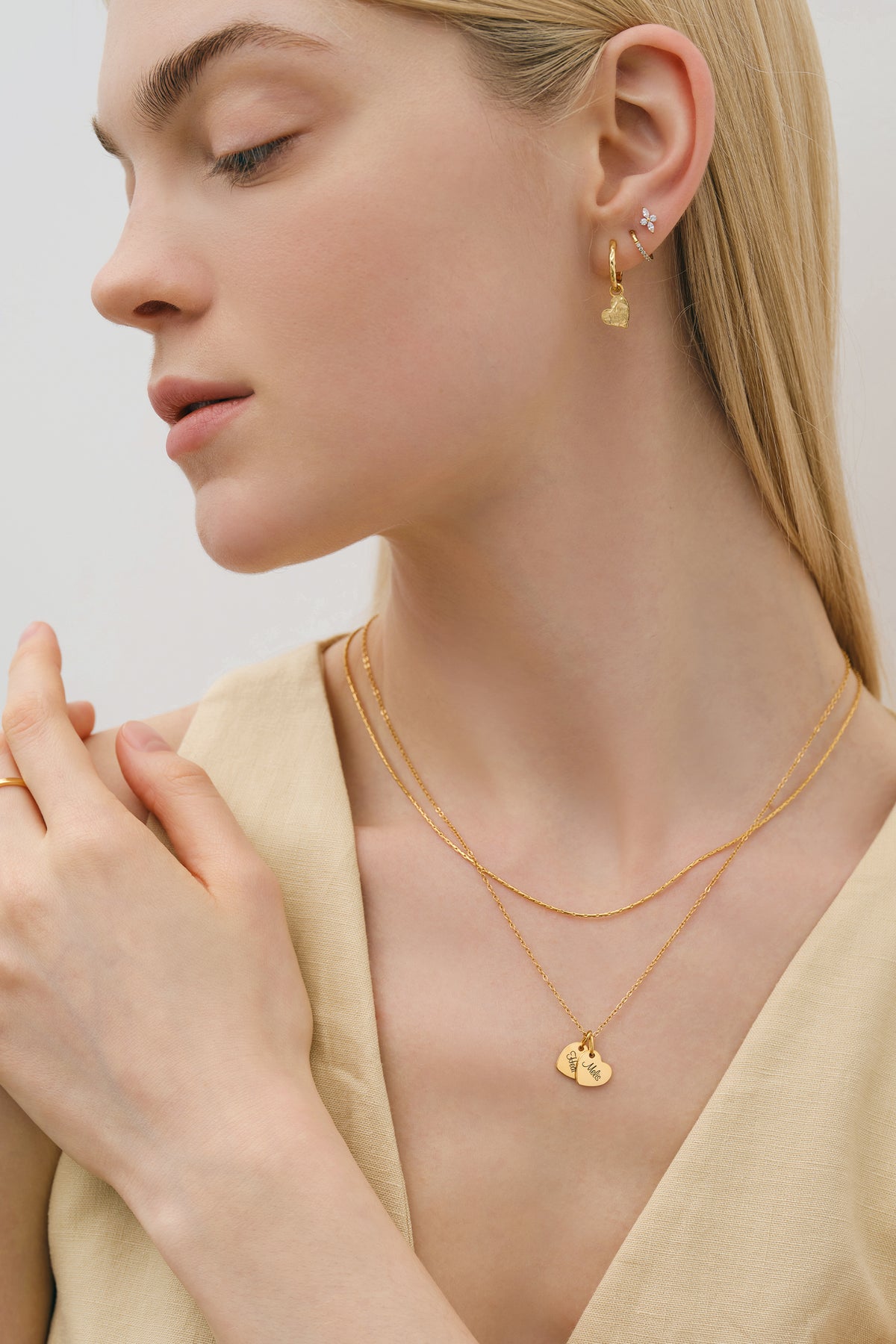 Model trägt Palomakette - Herringbone Kette in Gold zu Herzanhängern und passendem Ohrring