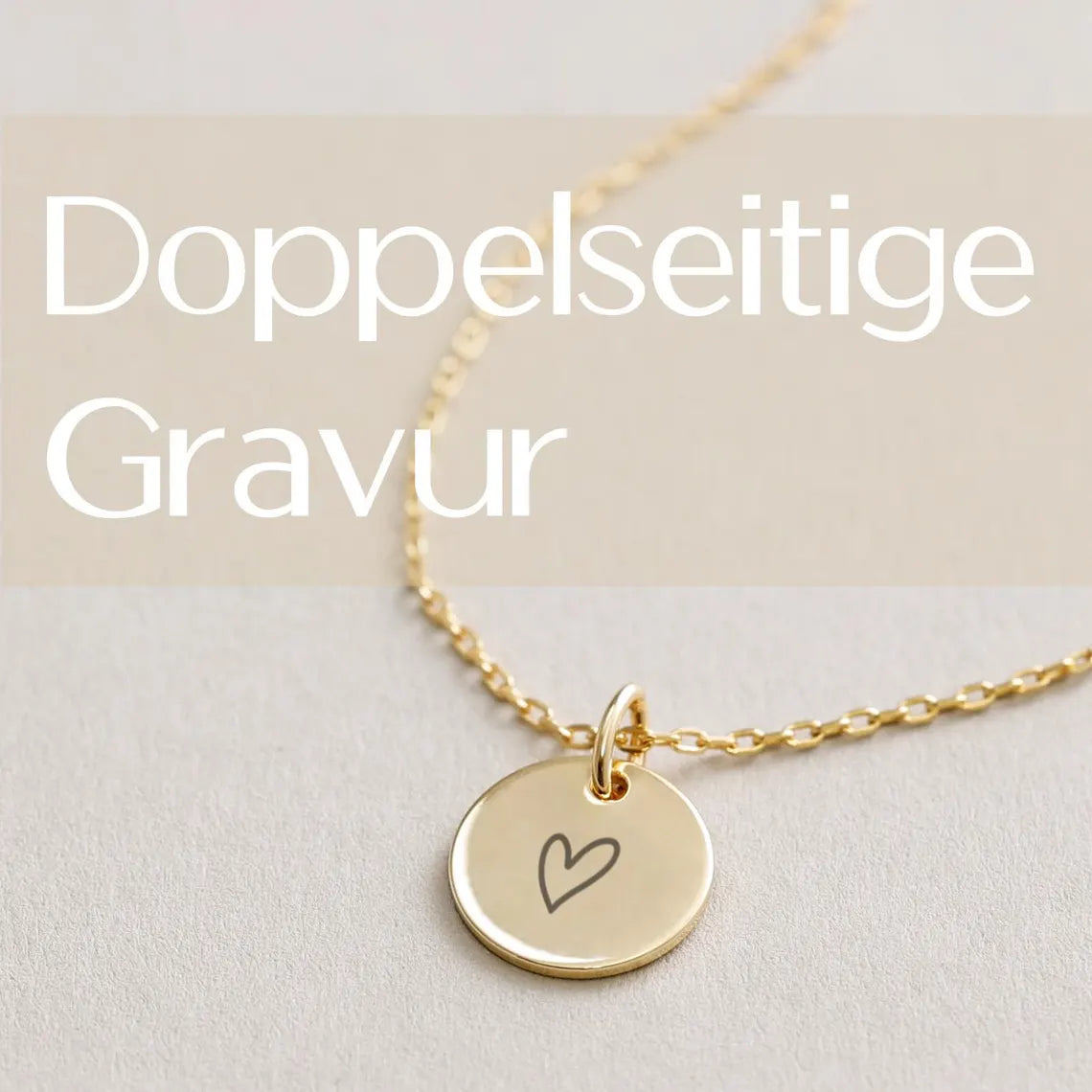 Upgrade beidseitige Gravur – goldenes rundes Plättchen mit Herz-Motiv an Kette