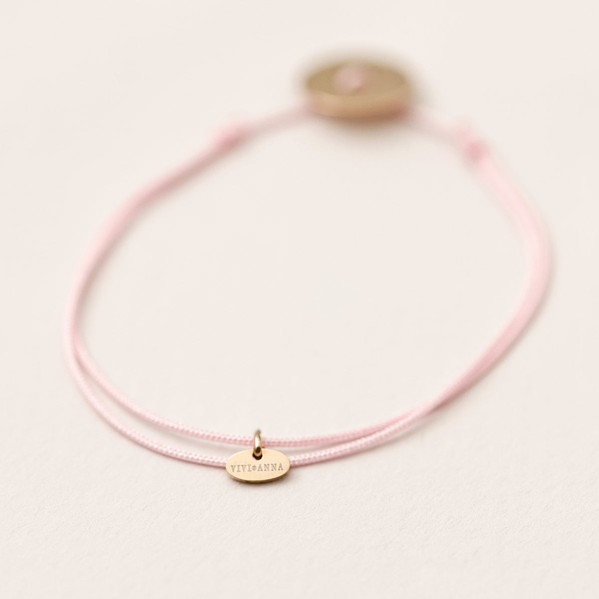 Personalisiertes Nylon Armband in Rosa mit kleinem ovalem Anhänger, Gravur Vivi & Anna