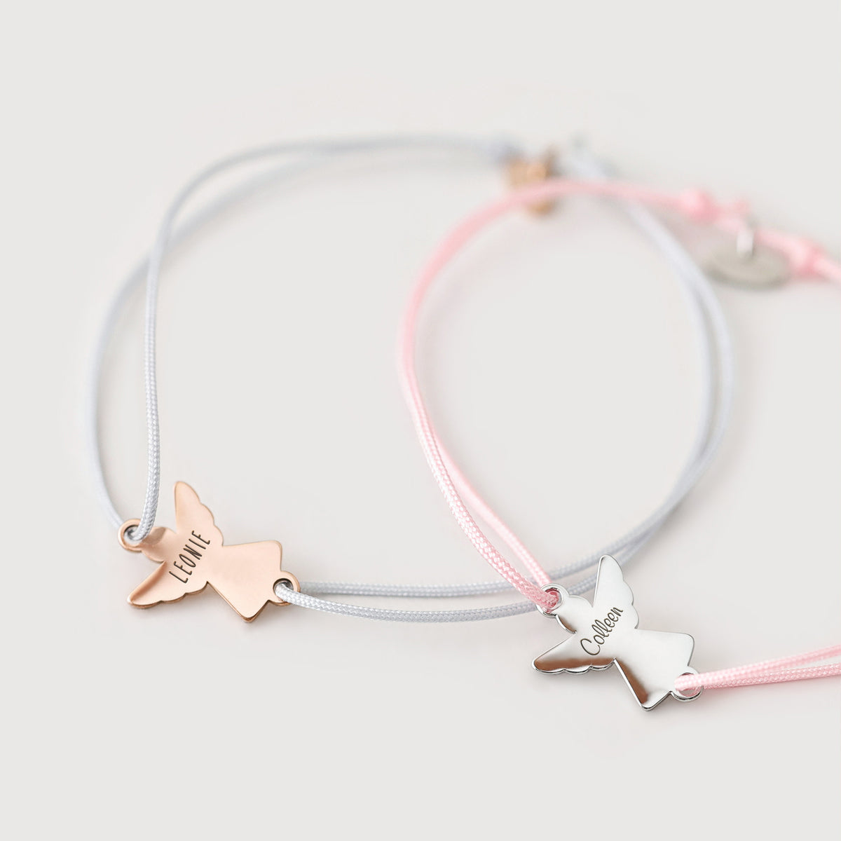 Schutzengel Armband mit individueller Gravur – Grau mit Gravur 'Leonie' und Rosa mit Gravur 'Colleen'
