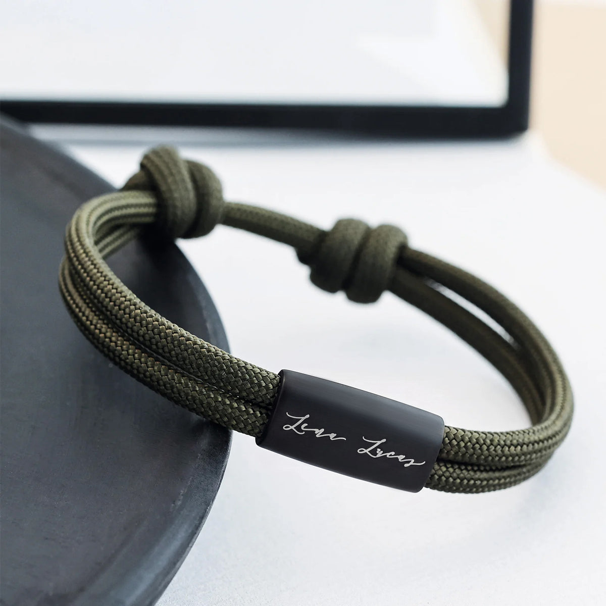 Segeltau Armband Herren in Oliv – Gravurplatte mit zwei handschriftlichen Namen graviert